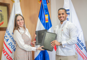 UAF y Ministerio de la Juventud se unen para prevenir lavado de activos